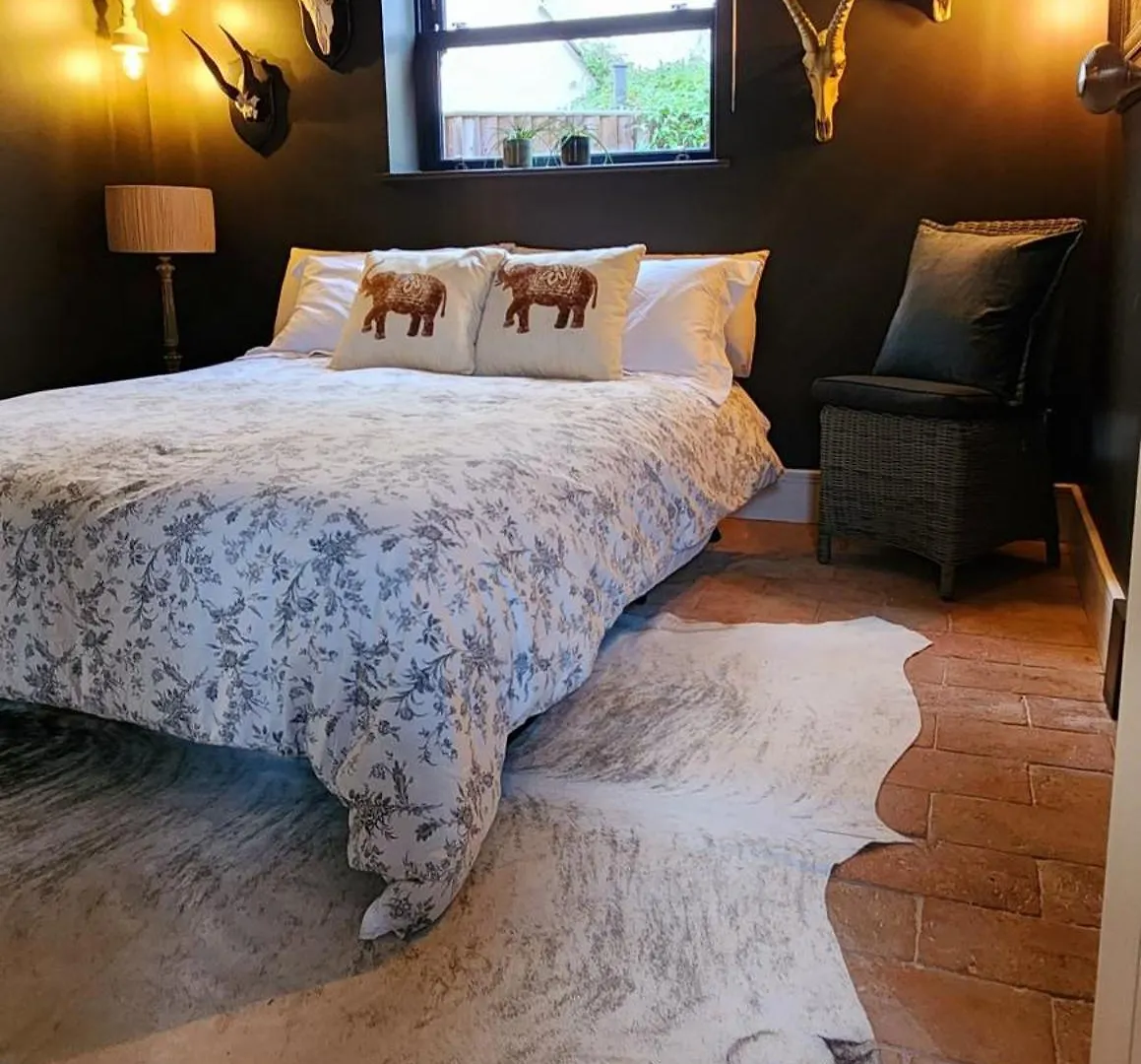 La Casa Rosa Cheltenham - Free Parking Close To Racecourse contacts